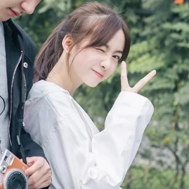 有没有绑马尾的美女照片做手机壁纸？