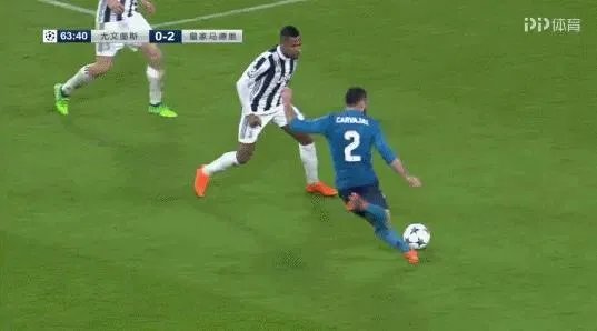 面对尤文球迷的欢呼和赞许，C罗用双手合十回应，你怎么看？