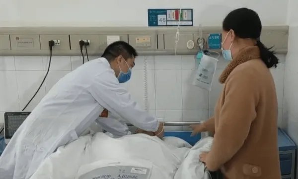 江苏男子突发脑溢血，弟弟垫付医疗费，嫂子拒绝还钱，法律上是如何规定的？