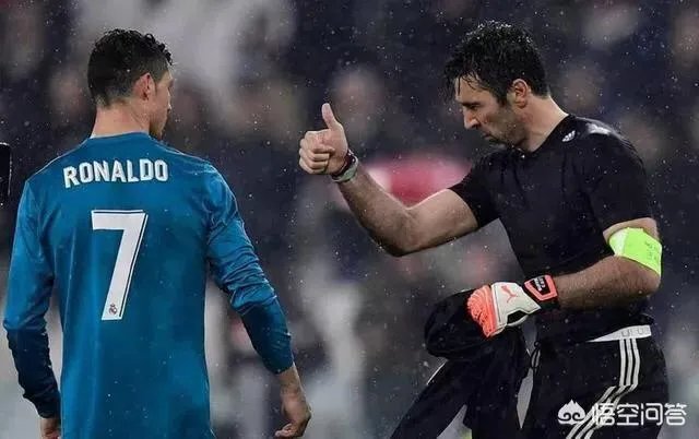 面对尤文球迷的欢呼和赞许，C罗用双手合十回应，你怎么看？