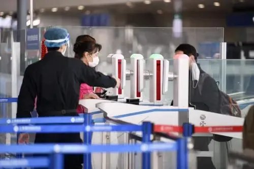 东航回应核酸过3分钟无法登机一事，具体是如何回应的？