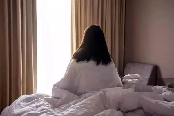 成都女生租住1年房间发现隐秘摄像头,这件事给予我们什么警示?