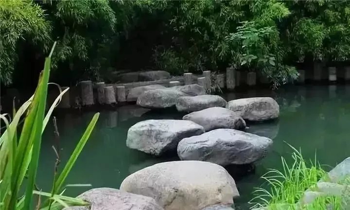 庭院里的这一方石头，历经千年，大有讲究