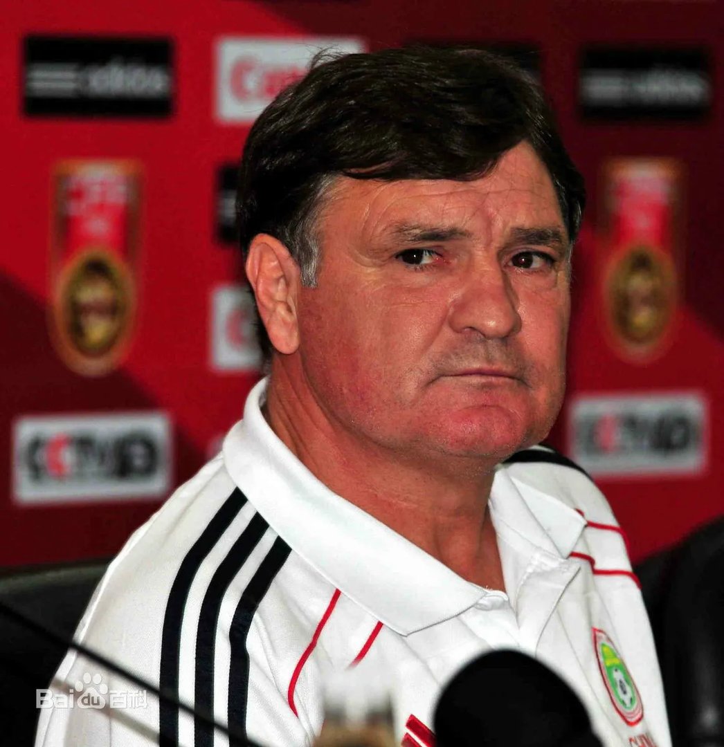 国足主帅卡马乔的资料？