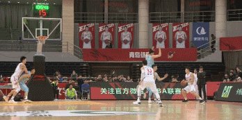 新疆vs青岛，周琦在防守时重摔倒地，躺在担架上紧急被救护车送往医院，他的伤势如何？