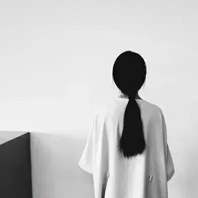 有没有绑马尾的美女照片做手机壁纸？