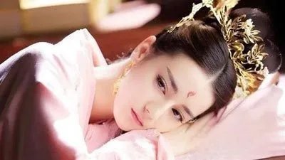 迪丽热巴的胸被鹿晗强吻怎么回事 撕扯中身体有了摩擦