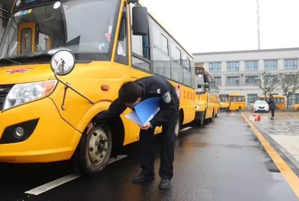 女孩等校车遭未拴绳狗扑咬
