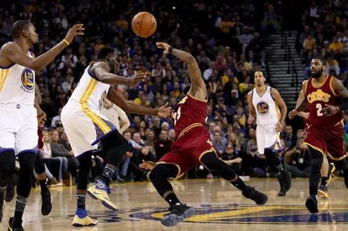 詹姆斯假摔收到警告