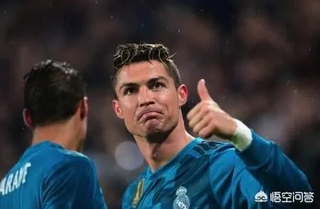 面对尤文球迷的欢呼和赞许，C罗用双手合十回应，你怎么看？