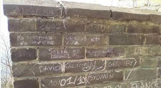 日本景点遭汉字涂鸦，我们应如何爱护旅游景点？