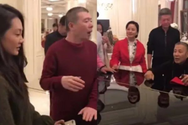 冯小刚派对苗苗伴舞 场面一度很尴尬