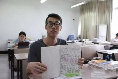 985高校学霸作息表密密麻麻排到凌晨，和“自愿”加班有什么区别？