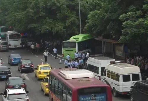 公交车突然失控冲向站台致2人死亡，警方的初步调查有何发现？