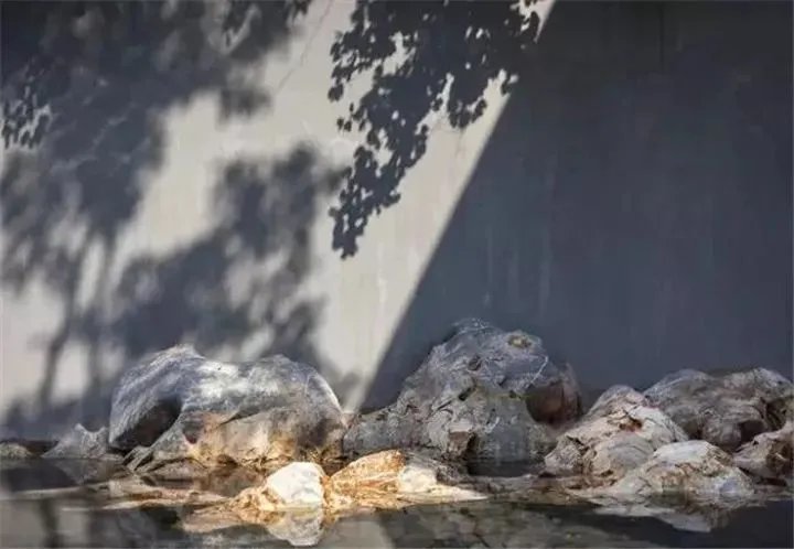 庭院里的这一方石头，历经千年，大有讲究