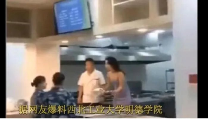 高校食堂美女阿姨怎么回事：美女阿姨身份及真相详情