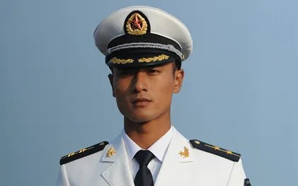 33岁军校毕业的营级干部,应该继续在部队还是转业?