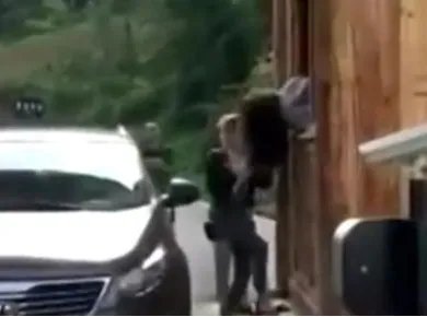 教授拽收费员头发是因为什么？