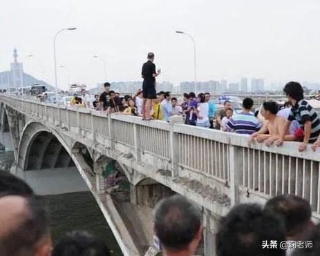 上海17岁男孩跳桥死亡,到底是谁的错?
