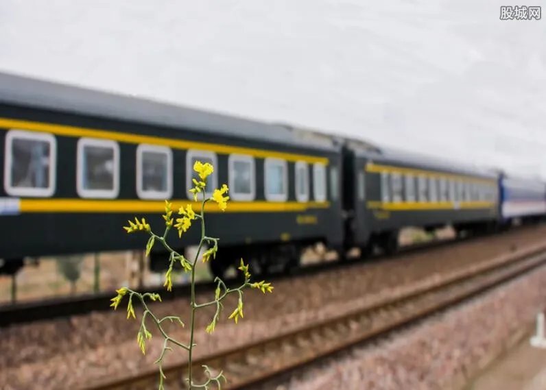 印度火车出轨 人员伤亡惨重现场惨不忍睹