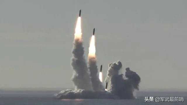 为什么俄罗斯突然高调展示三位核力量战力，并射超高音速导弹呢？