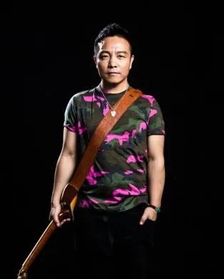 许巍的一首歌曲,歌词有一句是“你是茫茫人海中我的女人”