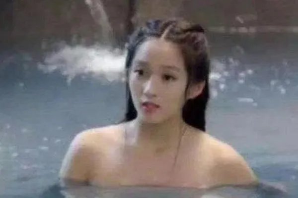 关晓彤想撕掉大壮标签 三个头还要多的肩宽