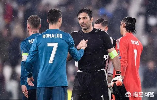 面对尤文球迷的欢呼和赞许，C罗用双手合十回应，你怎么看？