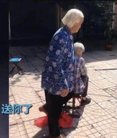 白发奶奶步履蹒跚玩丢手绢,现场的老人状态如何?