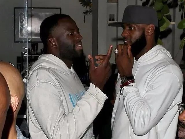 格林在场上插眼詹姆斯拳打哈登，为何在总决赛输球后，却主动和勒布朗拥抱？你怎么看？