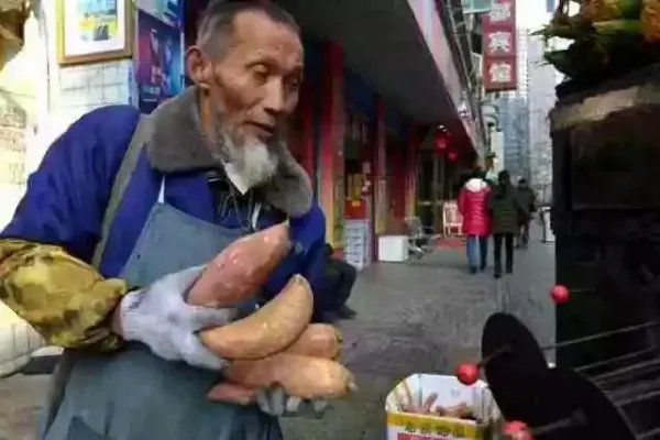 湖北女孩街头遇红薯刺客：称完18块，这种定价合理合规吗？