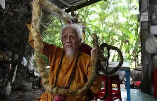 越南92岁大爷80年未剪头发 现场画面曝光竟是因为这个
