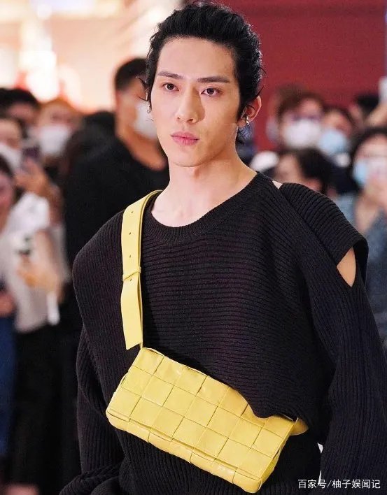 井柏然风格变化太大了，五官看着太帅气，打扮是不是也变时尚了?