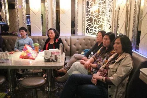 退休老人成ktv主力军  这些老人比80、90玩的更嗨！