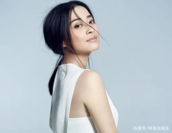 那个与陈佩斯搭档表演大变活人的梅婷，如今27年过去了，现如今过得怎样？