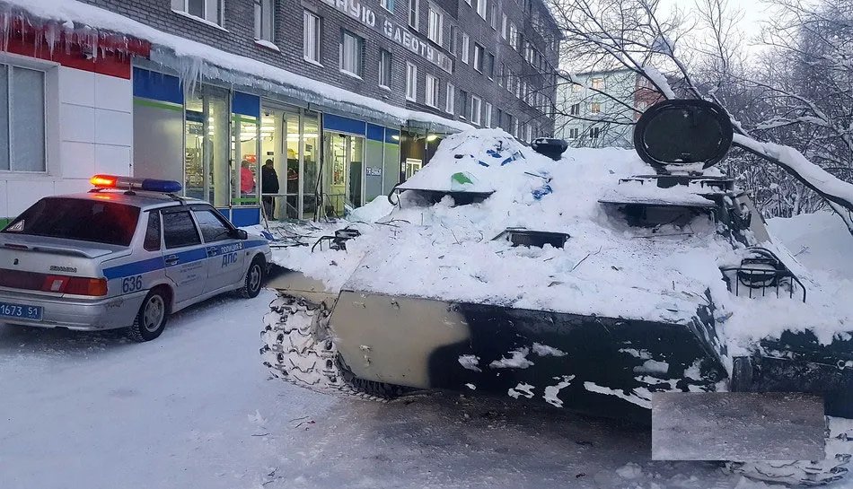 俄罗斯男子开装甲车只为偷酒喝吗？