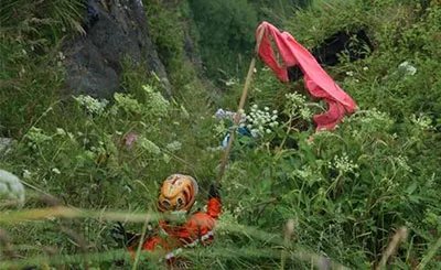 峨眉山蜘蛛侠90度崖壁捡垃圾,看此场景游客还扔垃圾吗?