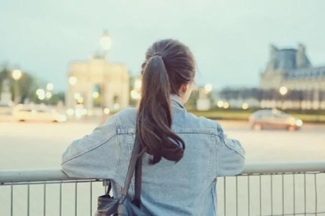 有没有绑马尾的美女照片做手机壁纸？