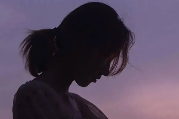 疑似被同伴推下水女子女儿发声，回忆事发前细节，还有哪些疑团待解开？