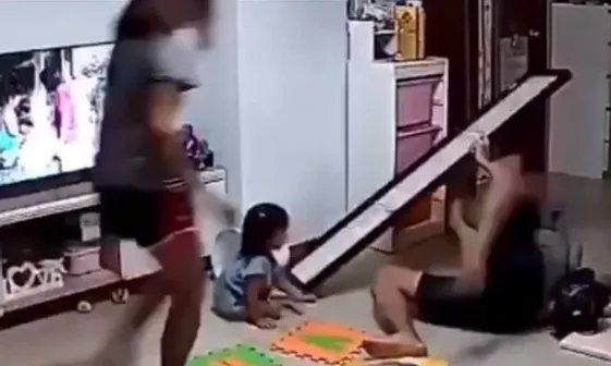 穿衣镜被碰倒爸爸飞身护娃，网友为何盛赞是“超人”？