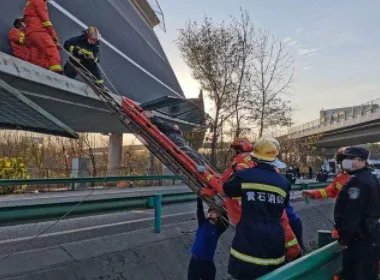 湖北一高速公路的桥面侧翻了,现场情况是怎样的?