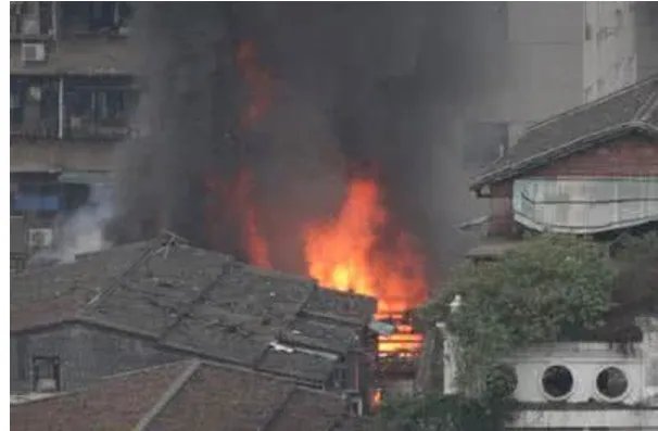 的哥发现民宅起火之后怎么做的？