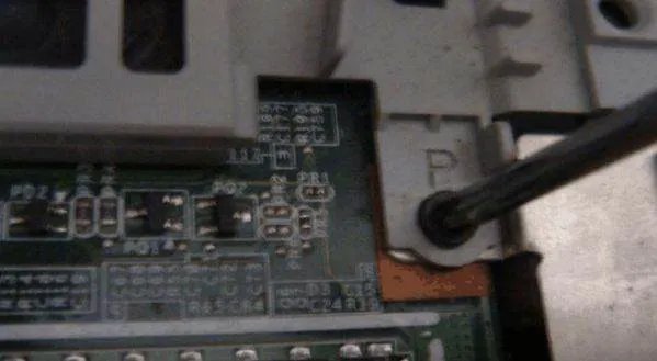 请问戴尔1420笔记本怎么拆开？