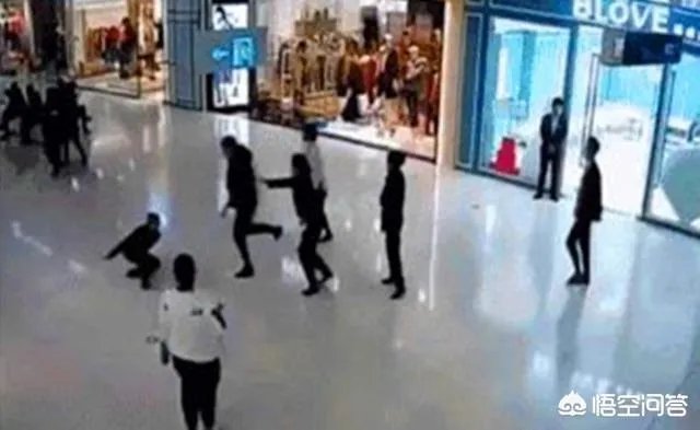 如何看待孕妇被导购员扇耳光，丈夫殴打导购员这件事？