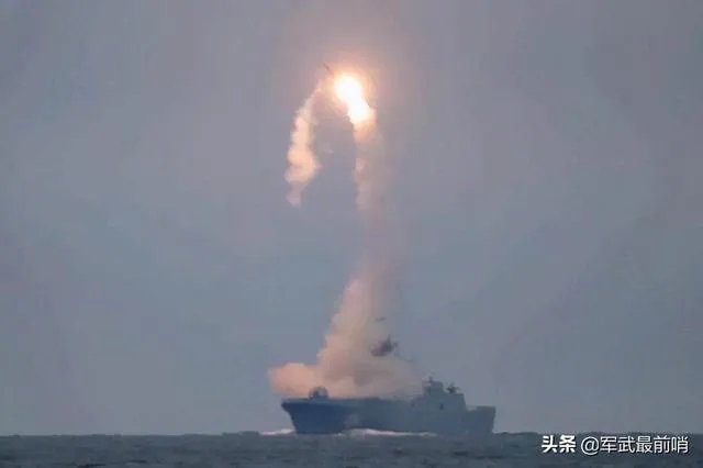 为什么俄罗斯突然高调展示三位核力量战力，并射超高音速导弹呢？