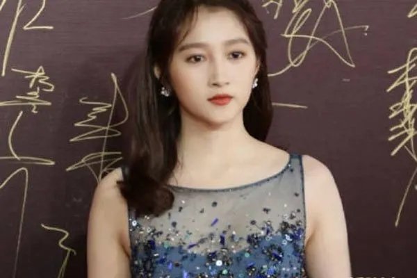 关晓彤想撕掉大壮标签 三个头还要多的肩宽