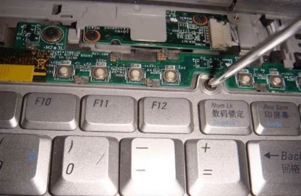 请问戴尔1420笔记本怎么拆开？