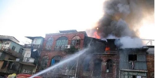 的哥发现民宅起火之后怎么做的？