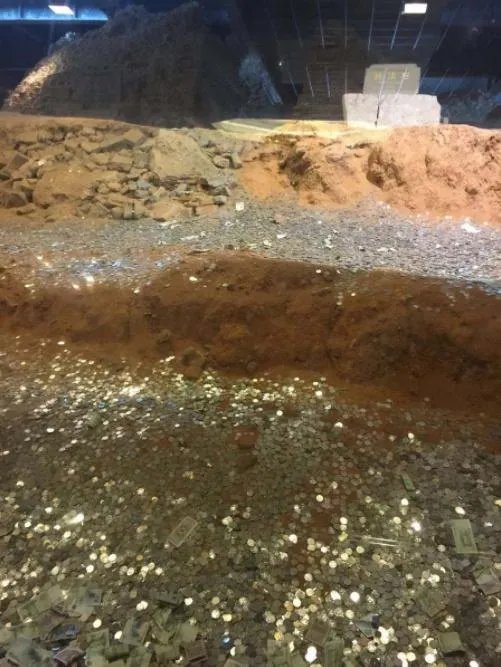 雷峰塔里游客丢出了钱山，游客为什么总喜欢在景区丢钱？