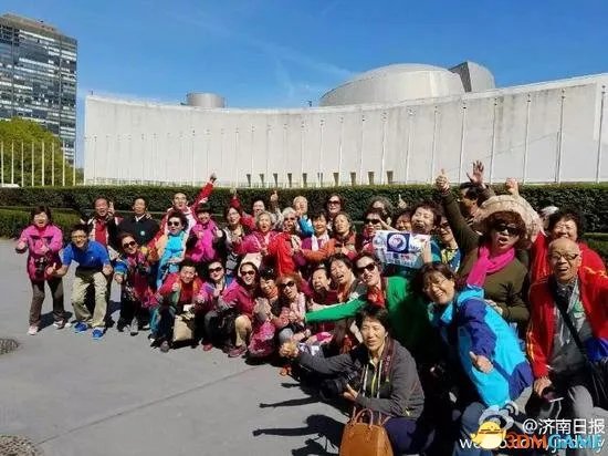 济南多名老人组团游美国 齐聚联合国总部前唱红歌